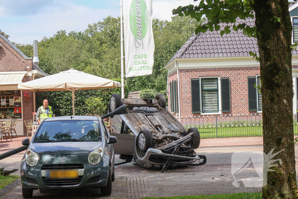 Bestuurder raakt macht over het stuur kwijt en raakt op de kop