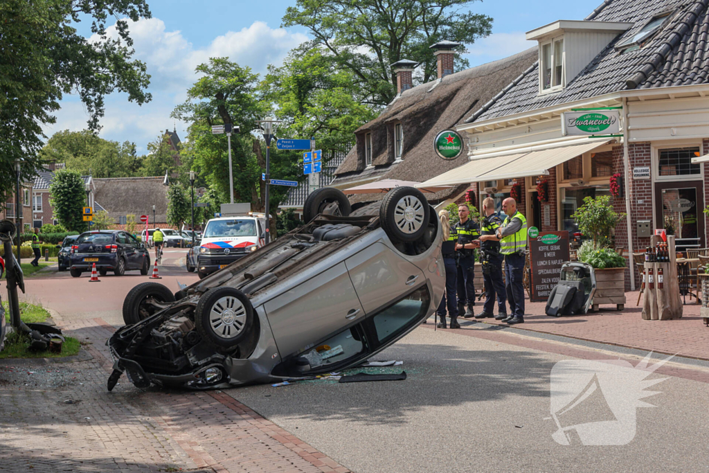 Bestuurder raakt macht over het stuur kwijt en raakt op de kop