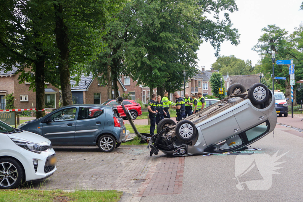 Bestuurder raakt macht over het stuur kwijt en raakt op de kop