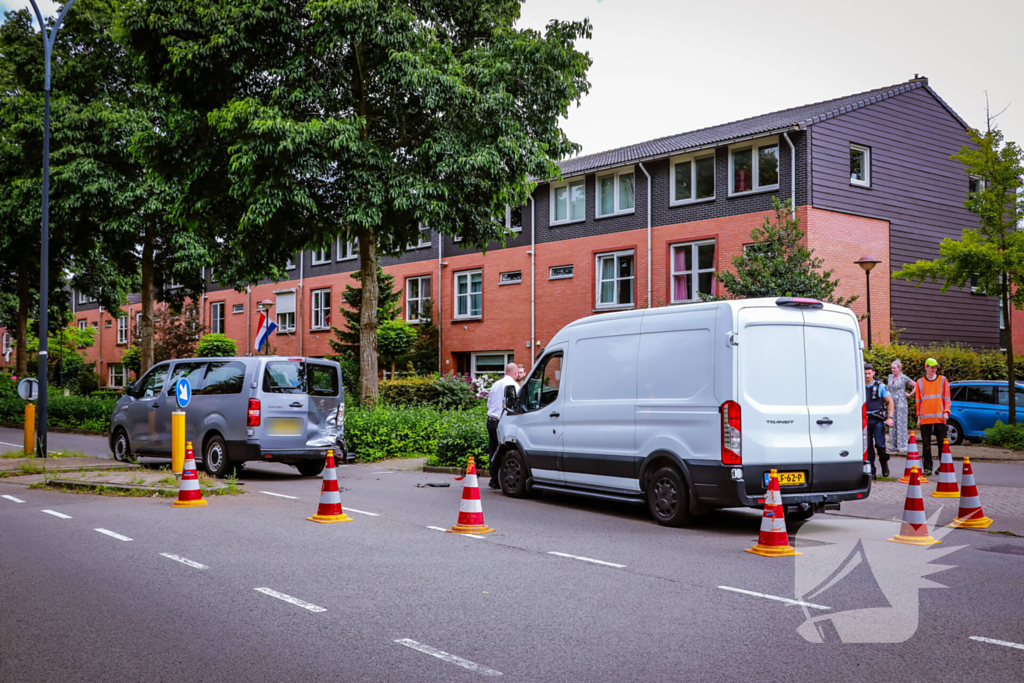 Defensievoertuig betrokken bij ongeval met bestelbus