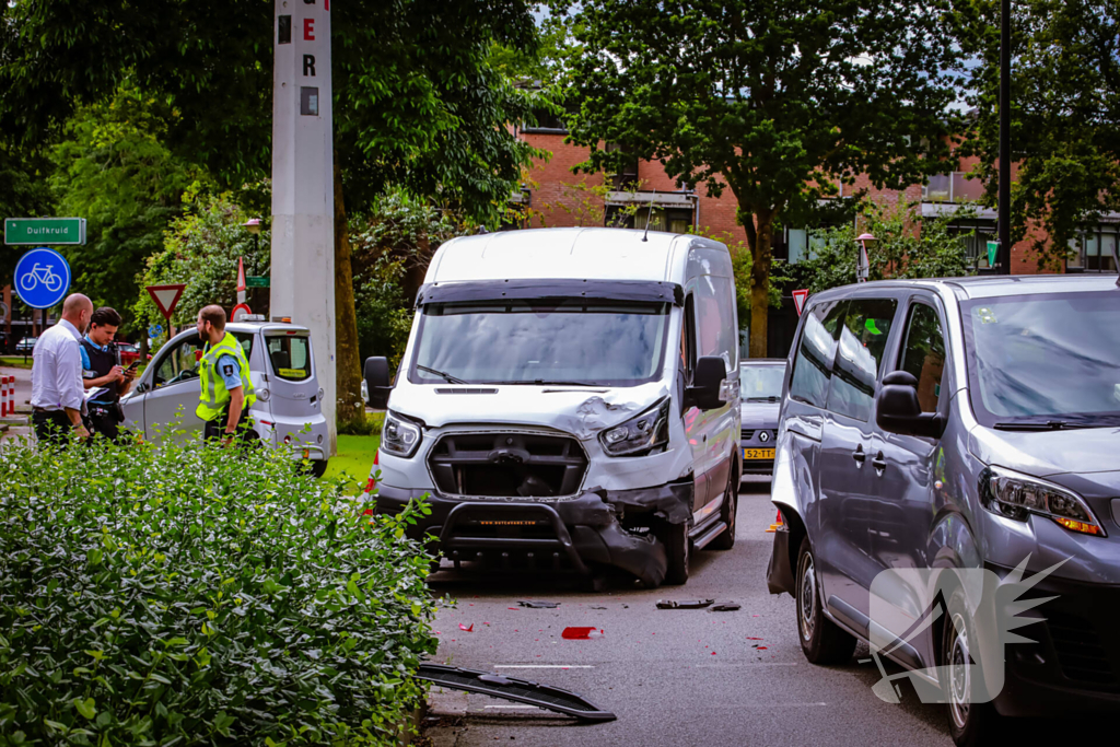 Defensievoertuig betrokken bij ongeval met bestelbus