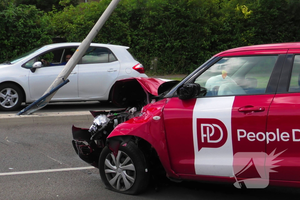 Auto zwaar beschadigd na botsing met lantaarnpaal