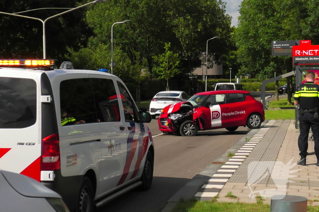 Auto zwaar beschadigd na botsing met lantaarnpaal