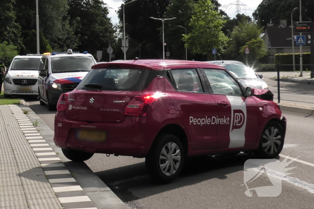 Auto zwaar beschadigd na botsing met lantaarnpaal