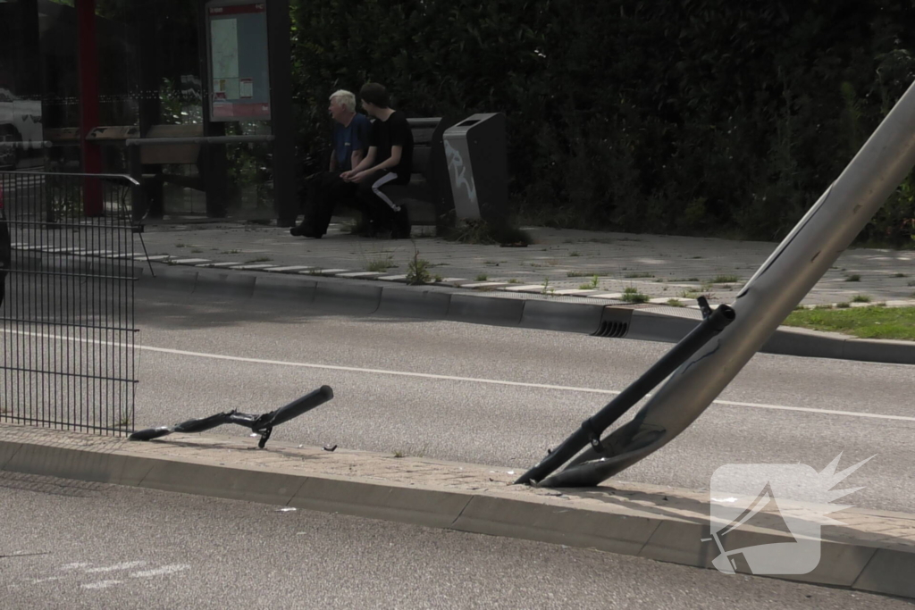 Auto zwaar beschadigd na botsing met lantaarnpaal