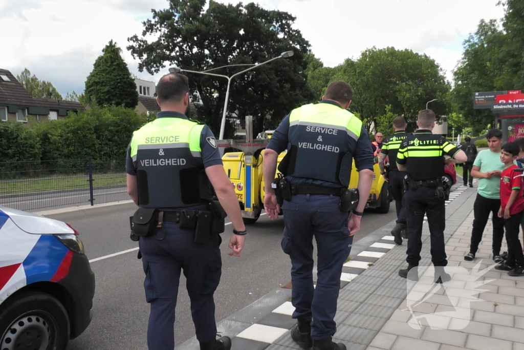 Auto zwaar beschadigd na botsing met lantaarnpaal