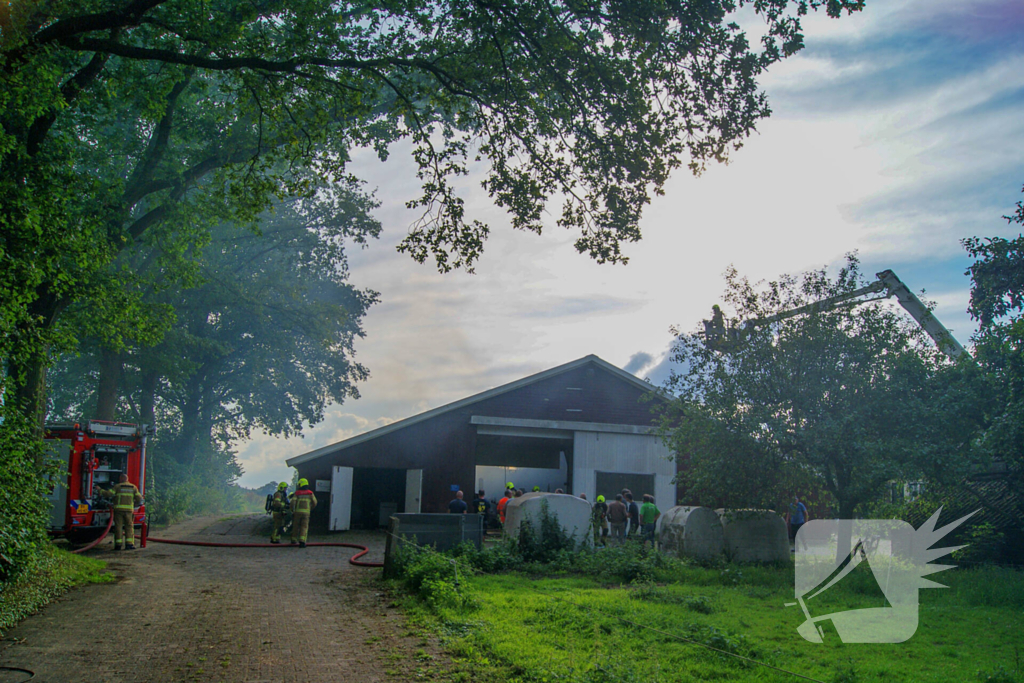 Veel rookontwikkeling bij stalbrand