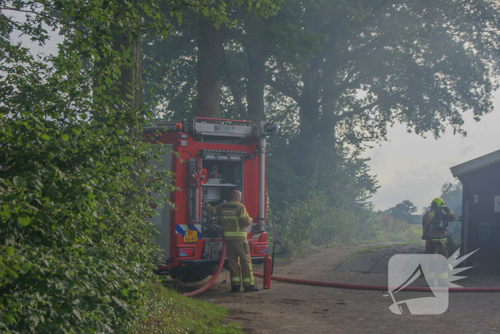 Veel rookontwikkeling bij stalbrand