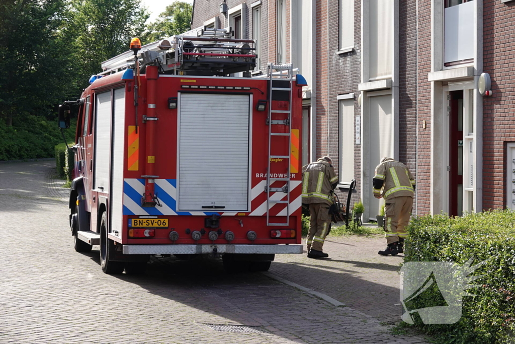 Vlam slaat in pan, brandweer ingezet