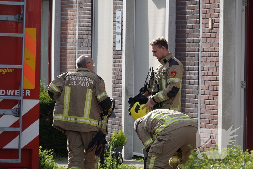 Vlam slaat in pan, brandweer ingezet