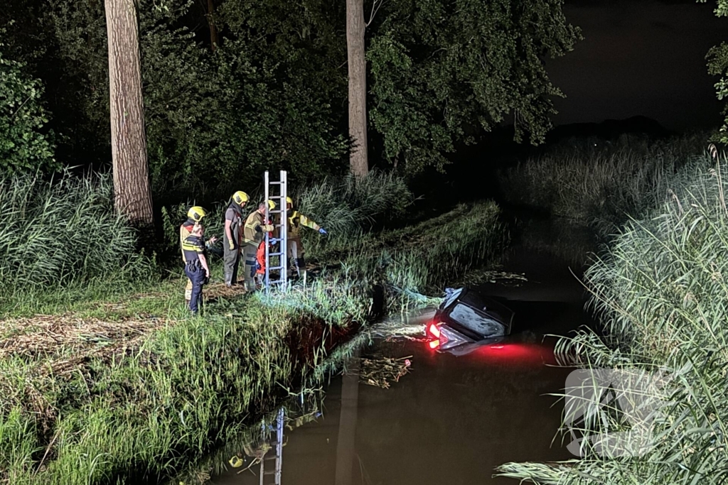 Auto te water na politieachtervolging, twee personen aangehouden