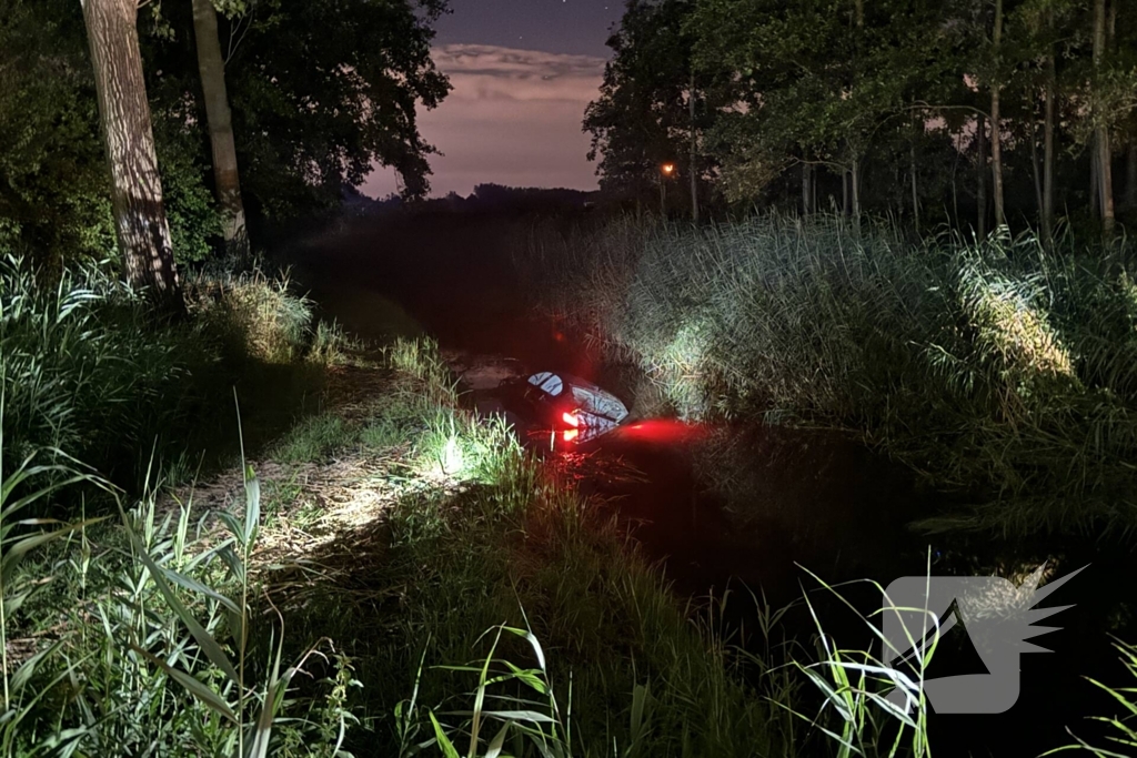 Auto te water na politieachtervolging, twee personen aangehouden