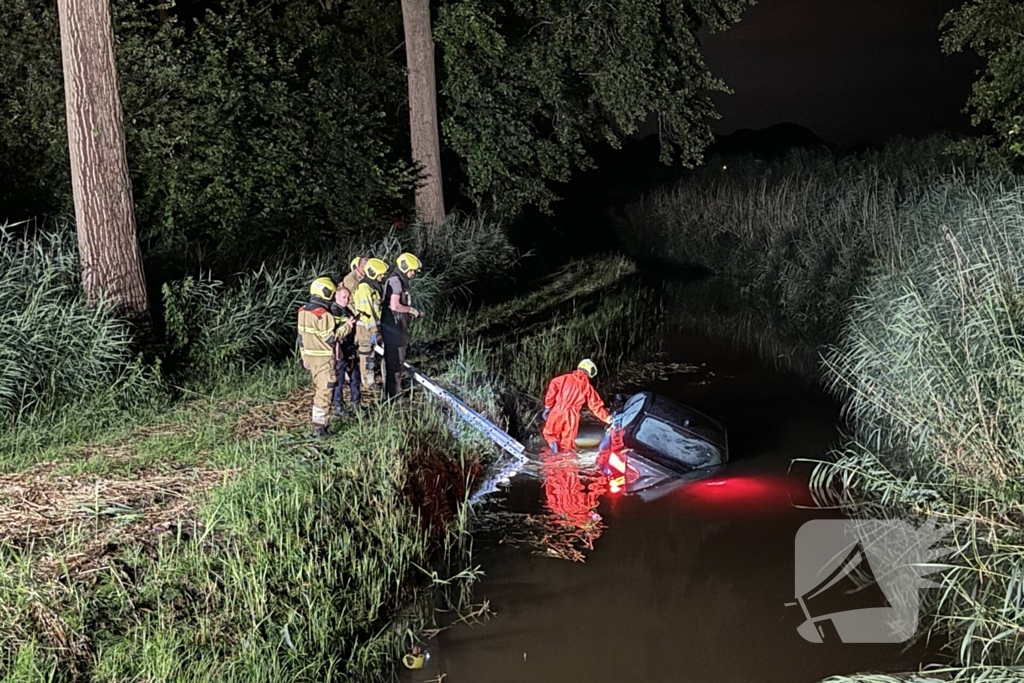 Auto te water na politieachtervolging, twee personen aangehouden