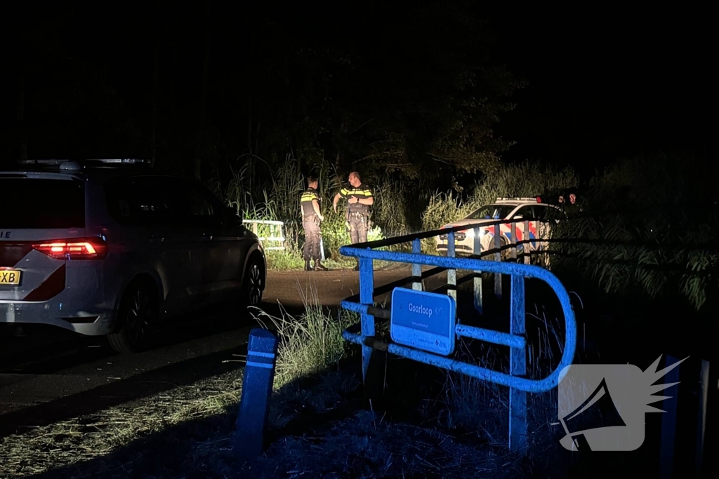 Auto te water na politieachtervolging, twee personen aangehouden