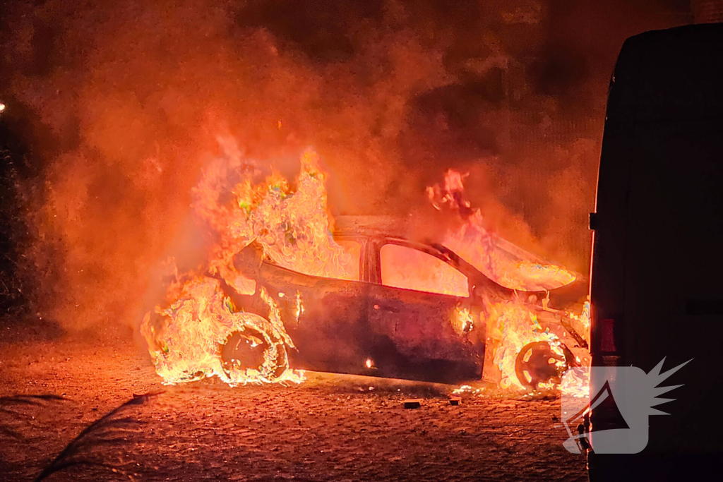 Personenauto brandt volledig uit