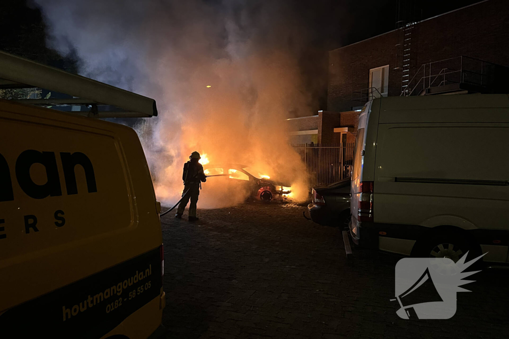 Personenauto brandt volledig uit