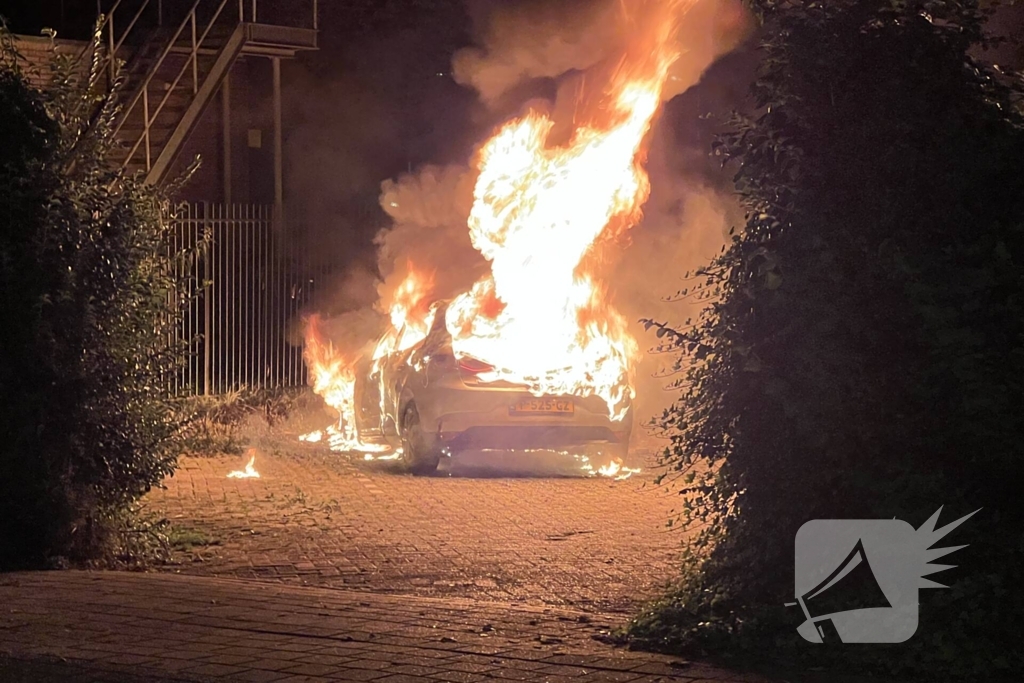 Personenauto brandt volledig uit