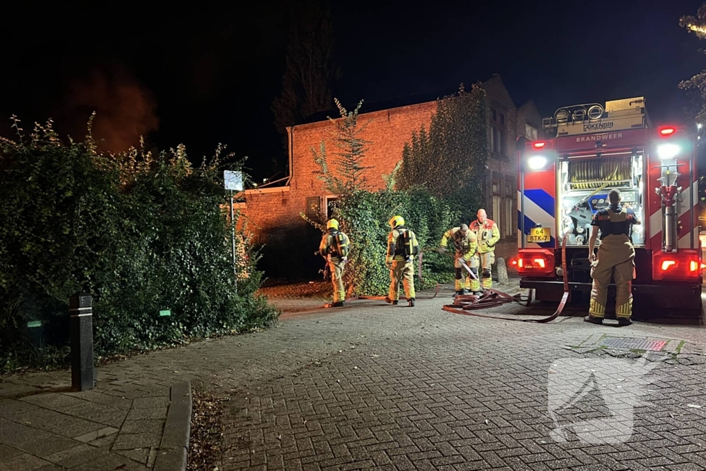 Personenauto brandt volledig uit