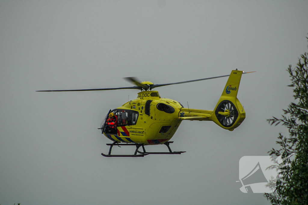 Persoon zwaargewond na steekvlam uit boot