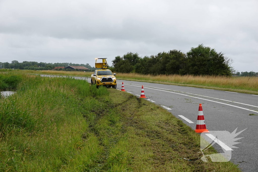 Voertuig raakt te water