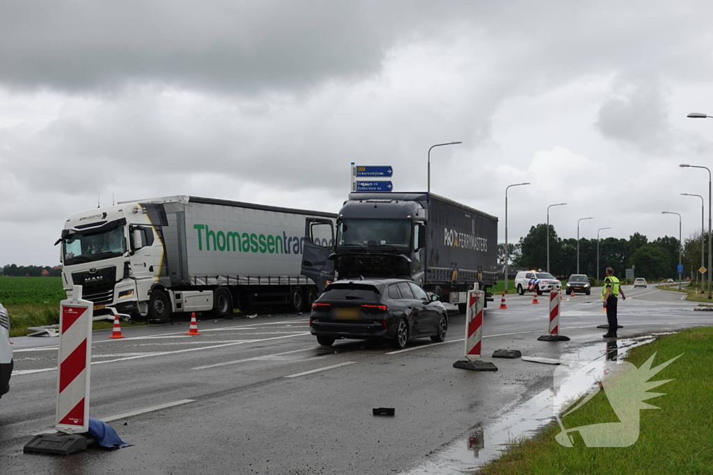 Twee vrachtwagens beschadigd bij botsing