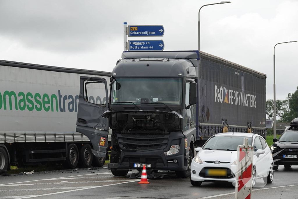 Twee vrachtwagens beschadigd bij botsing