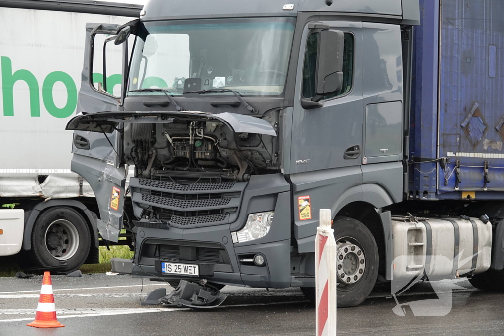 Twee vrachtwagens beschadigd bij botsing