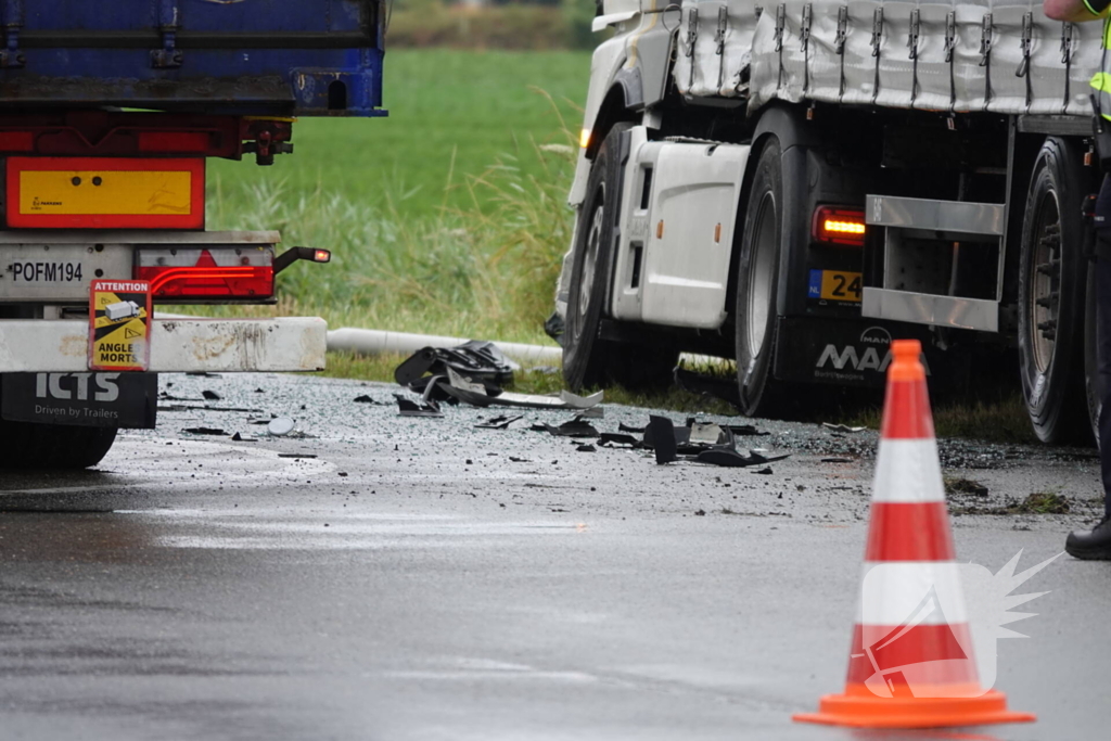 Twee vrachtwagens beschadigd bij botsing