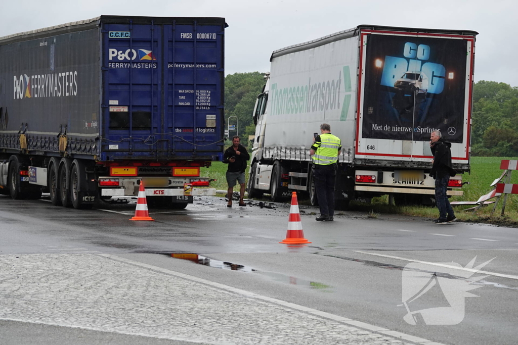 Twee vrachtwagens beschadigd bij botsing