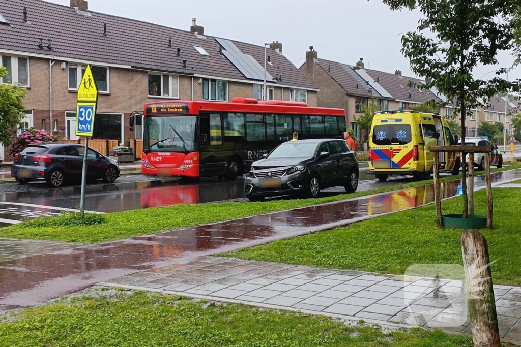 Schade na botsing tussen stadsbus en auto