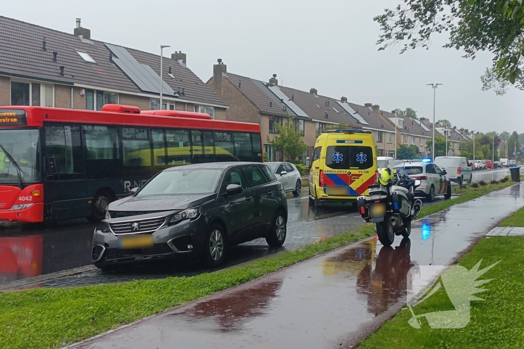 Schade na botsing tussen stadsbus en auto