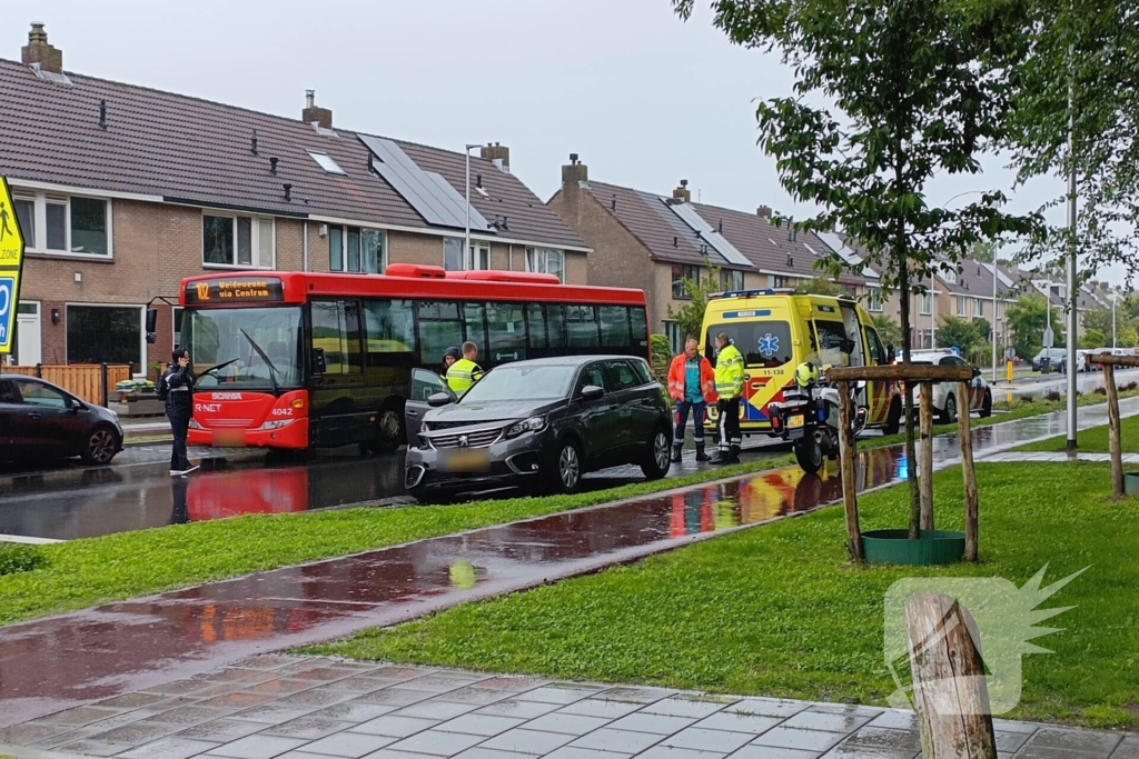 Schade na botsing tussen stadsbus en auto