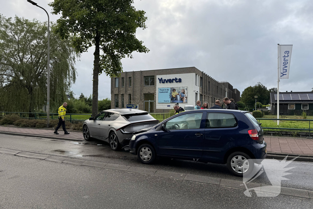 Flinke schade bij botsing tussen twee auto's