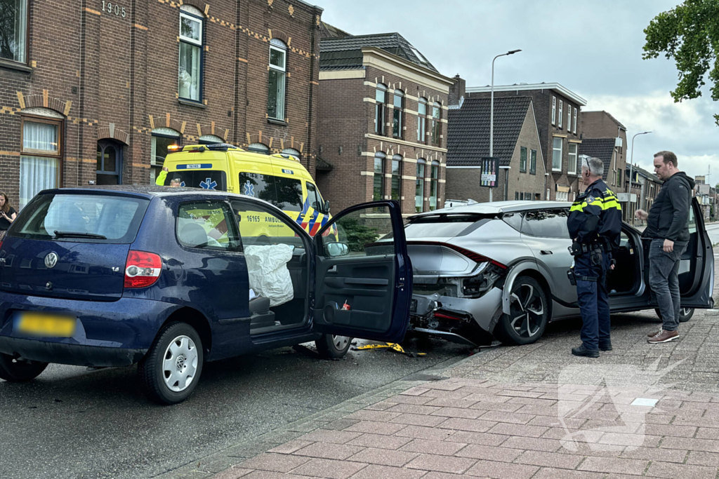 Flinke schade bij botsing tussen twee auto's