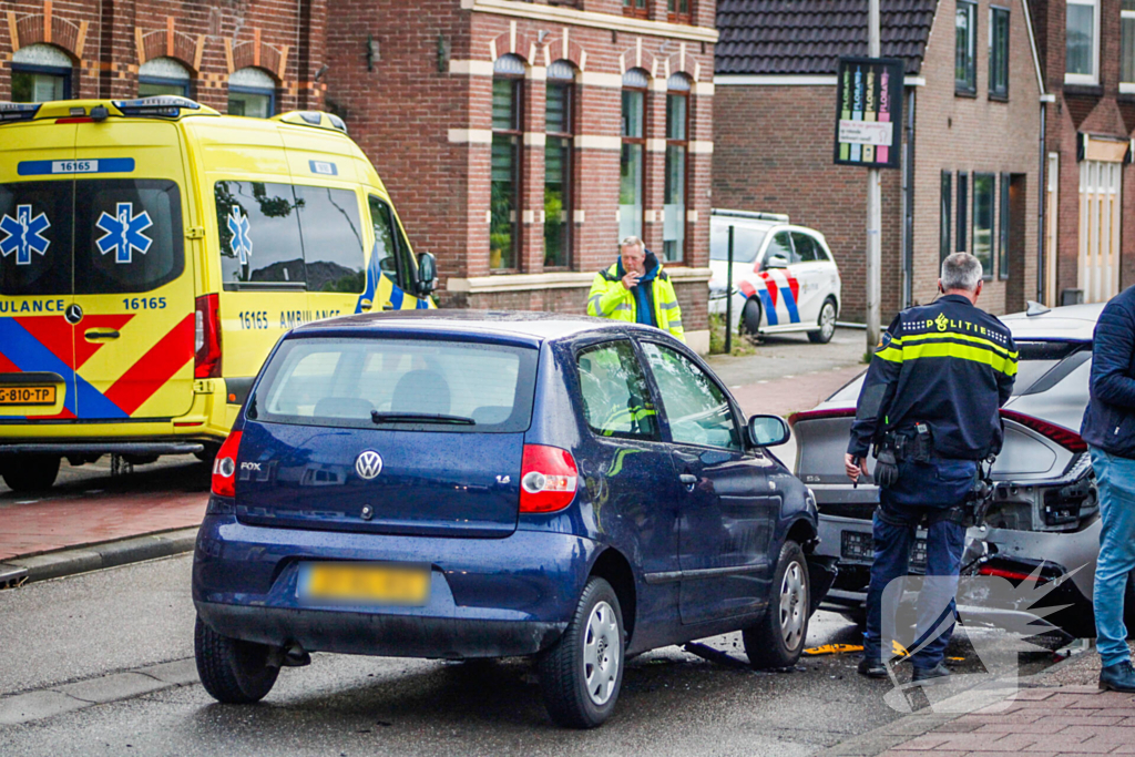 Flinke schade bij botsing tussen twee auto's