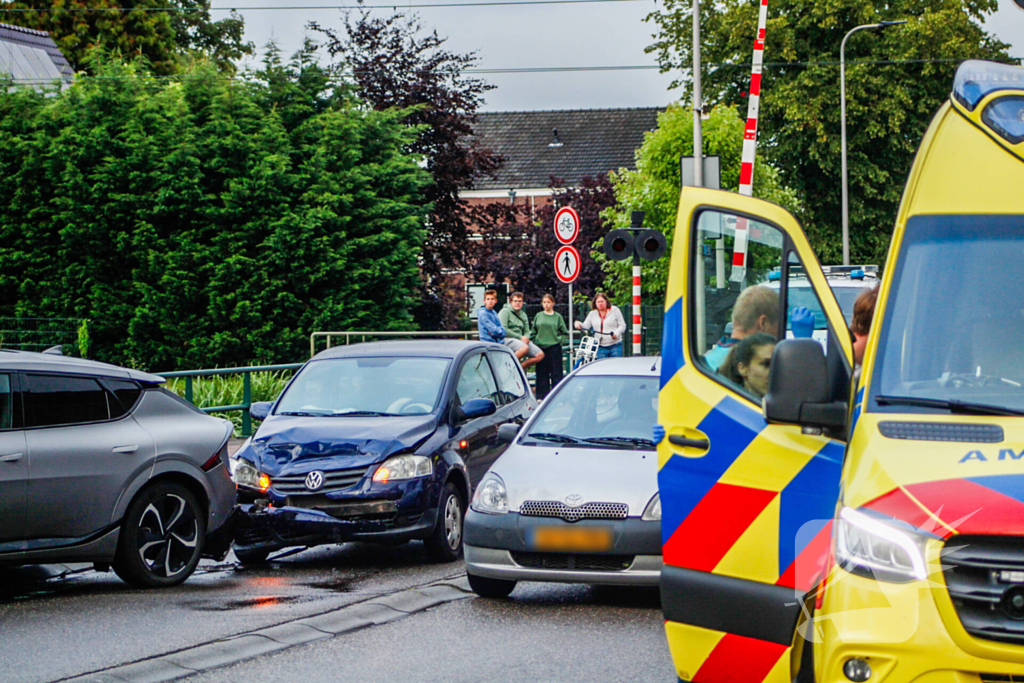 Flinke schade bij botsing tussen twee auto's