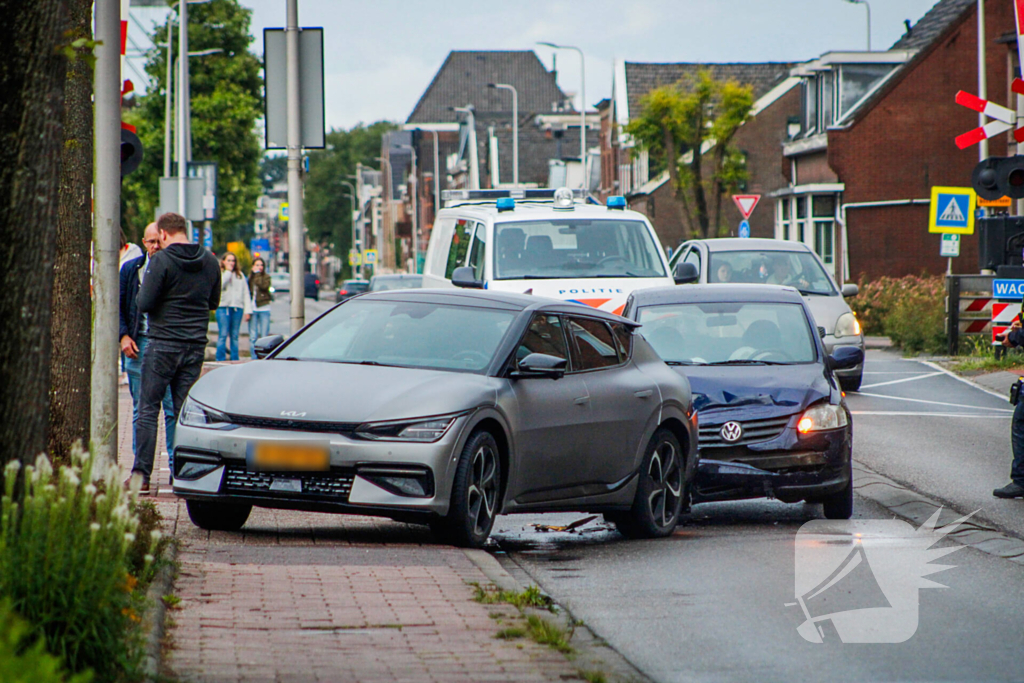 Flinke schade bij botsing tussen twee auto's