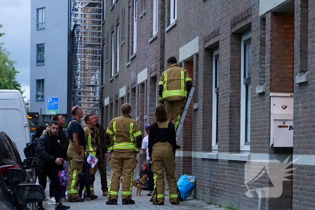 Brandweer controleert constructie wegens scheuren