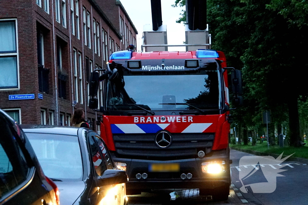 Brandweer controleert constructie wegens scheuren