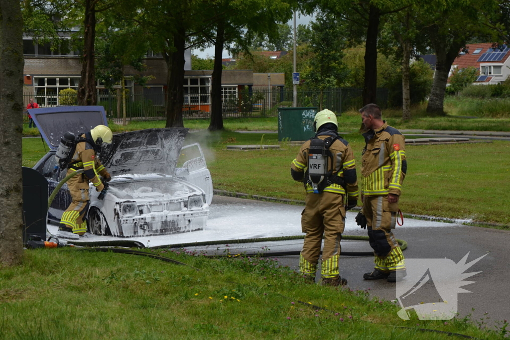 Oude Opel Kadett heeft fikse schade na autobrand