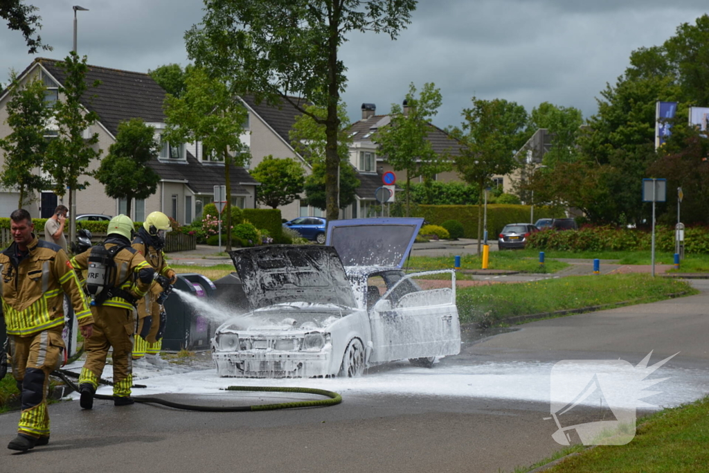 Oude Opel Kadett heeft fikse schade na autobrand