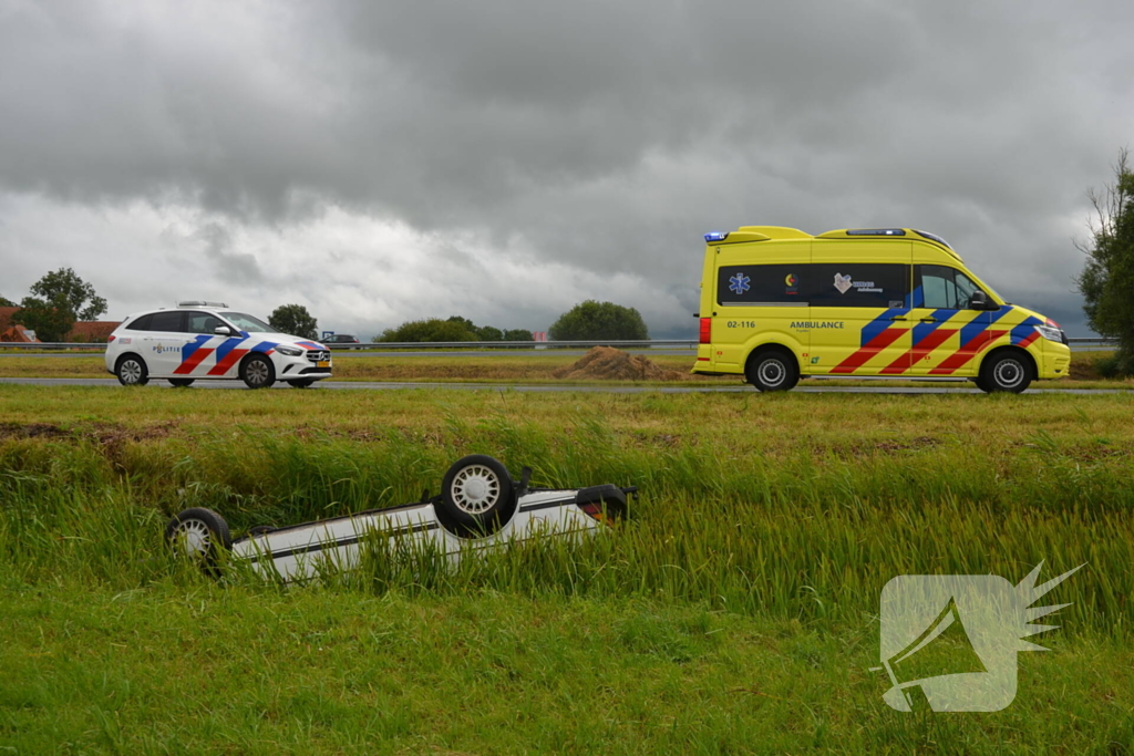 Auto belandt op kop in sloot