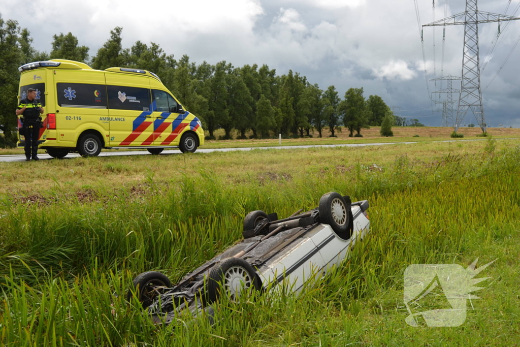 Auto belandt op kop in sloot