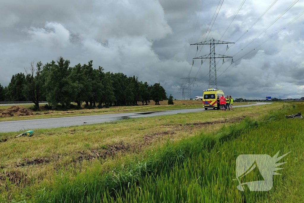 Auto belandt op kop in sloot