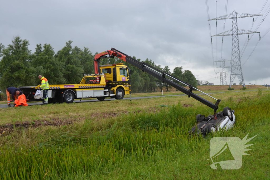 Auto belandt op kop in sloot