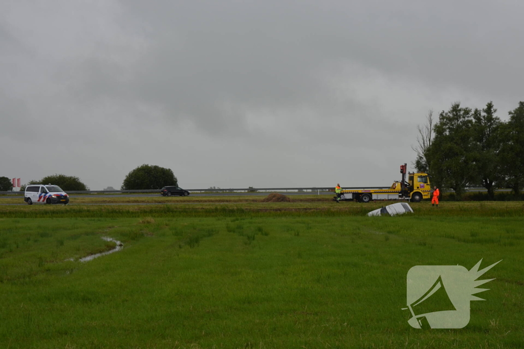 Auto belandt op kop in sloot