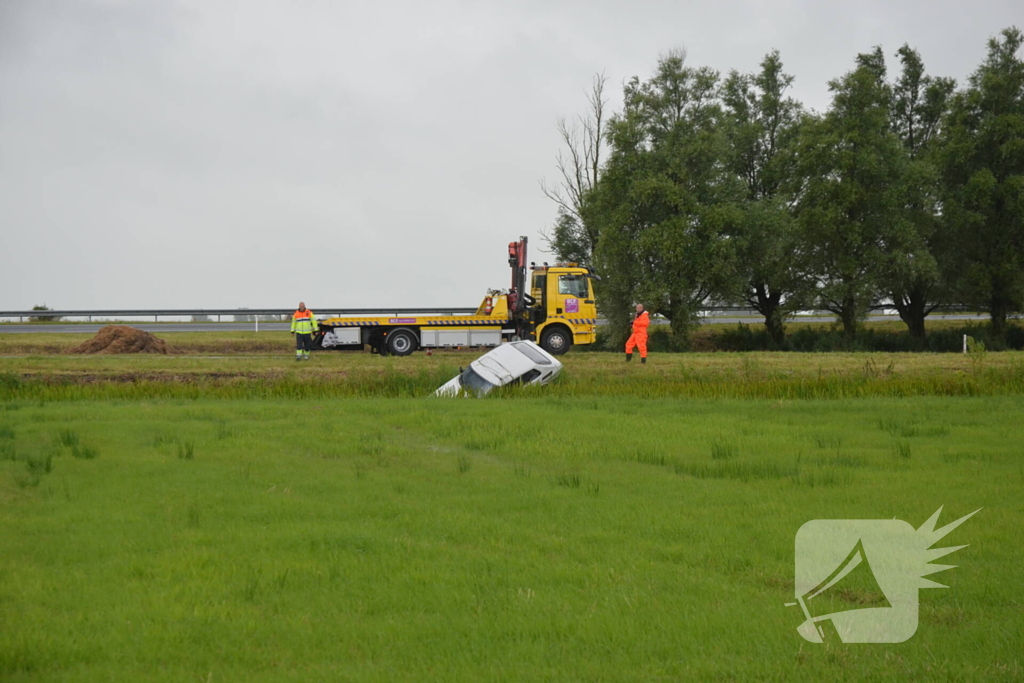 Auto belandt op kop in sloot