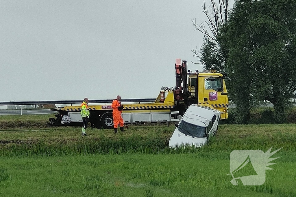 Auto belandt op kop in sloot