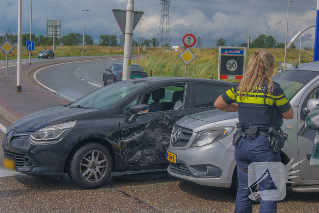 Aanhouding bij frontale botsing op rotonde