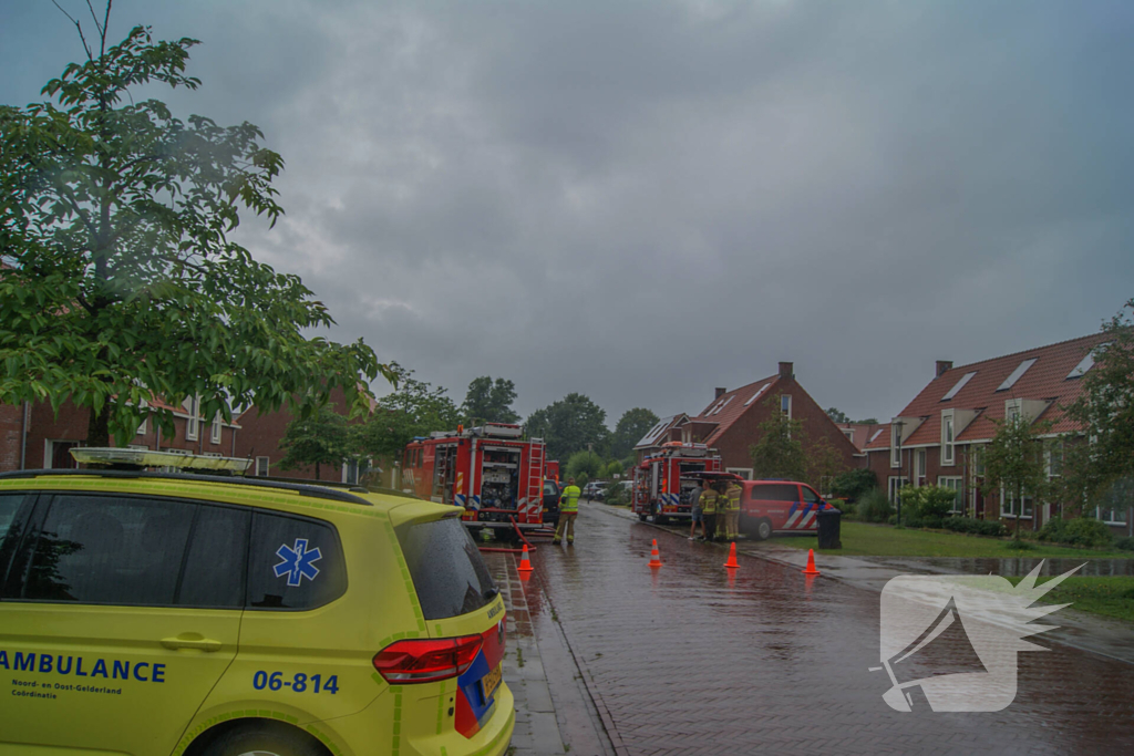 Autobrand slaat over naar schuren, bewoner ademt rook in bij bluspoging